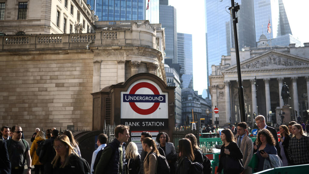 Pessoas caminham do lado de fora do Banco da Inglaterra, no distrito financeiro da cidade de Londres, em Londres, Grã-Bretanha, em 11 de maio de 2023.