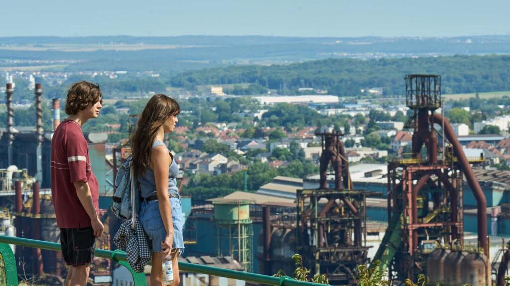 Paul Kircher et Angelina Woreth dans le film « Leurs enfants après eux», sorti le 4 décembre 2024.