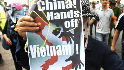 Biểu ngữ của người biểu tình tại Hà Nội : "Trung Quốc đừng đụng vào Việt Nam"