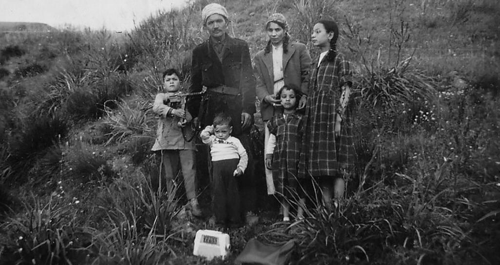 Un cliché rare : photo de famille prise dans le maquis.