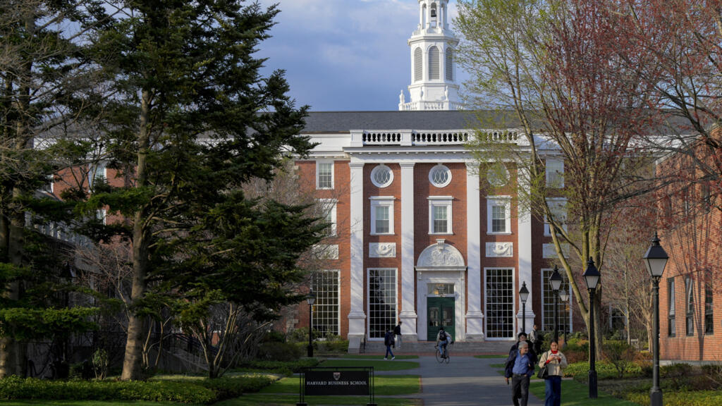 Des personnes marchent sur le campus de la Business School de l'université Harvard à Cambridge, Massachusetts, États-Unis, le 15 avril 2025.