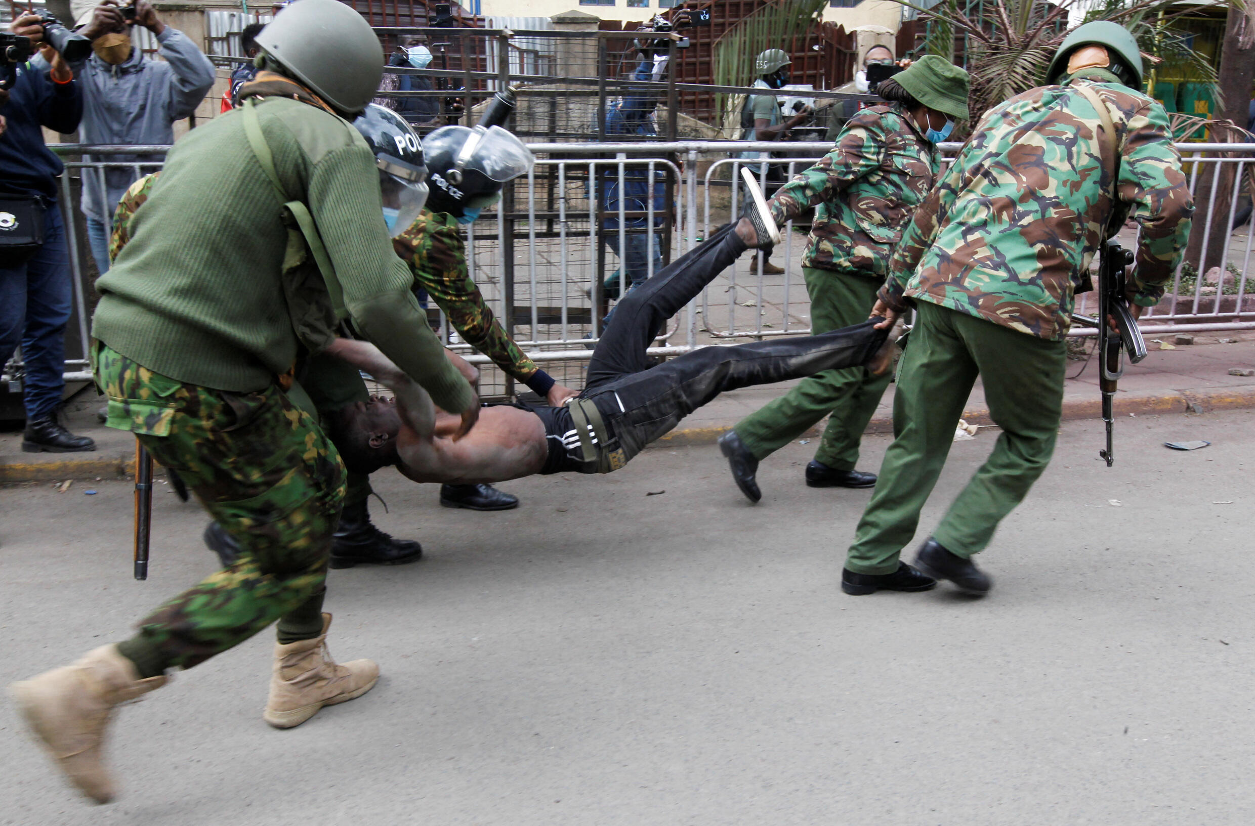 Des policiers le 27 juin 2024 à Nairobi arrêtant un homme lors d'une manifestation faisant suite à la mort d'au moins 23 personnes ayant protesté contre le projet de loi de finances, à Nairobi, au Kenya.
