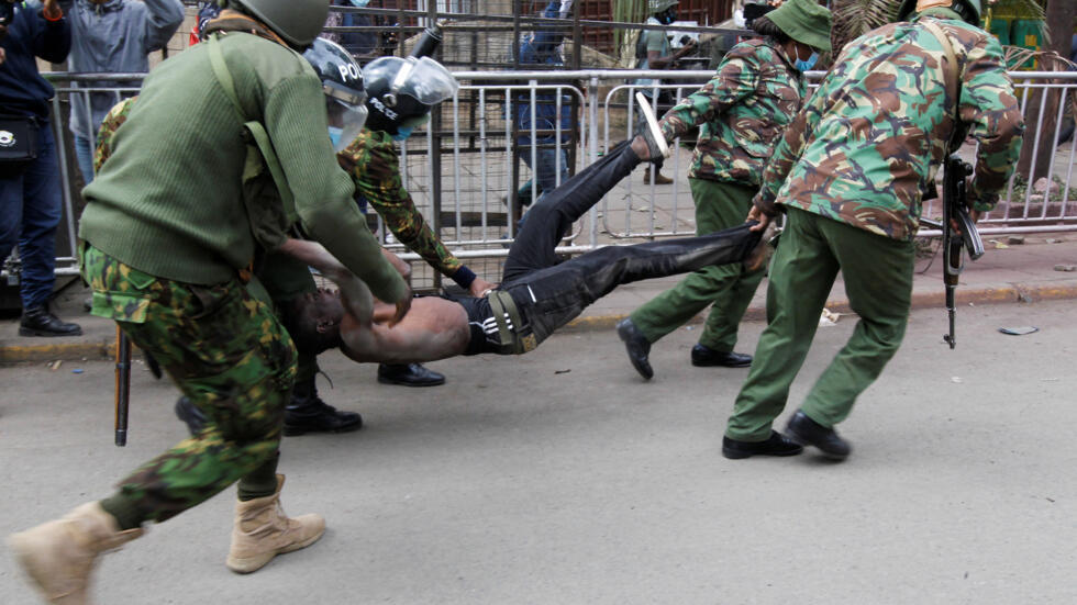 Maafisa wa polisi wanamkamata mwanamume mmoja mjini Nairobi, Kenya.