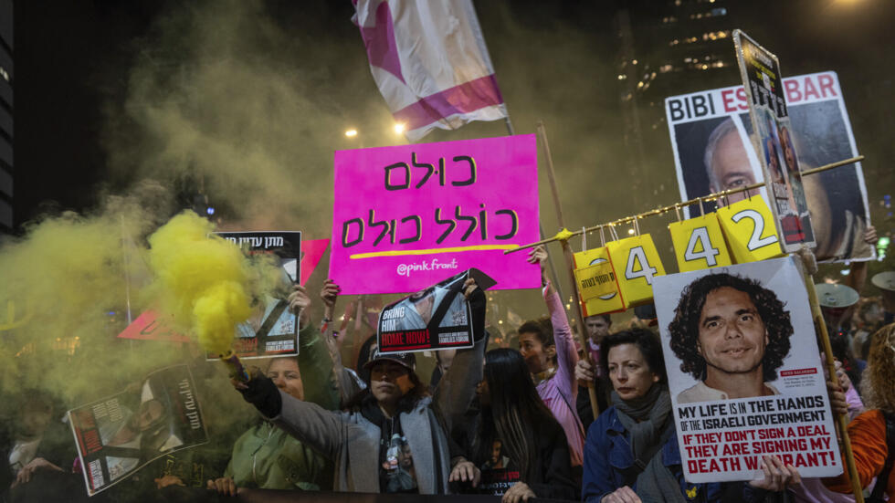 Maandamano yanaendelea nchini Israel kushutumu sera za Benjamin Netanyahu na kudai kuachiliwa kwa mateka huko Gaza, kama hapa Desemba 21, 2024, Tel Aviv.