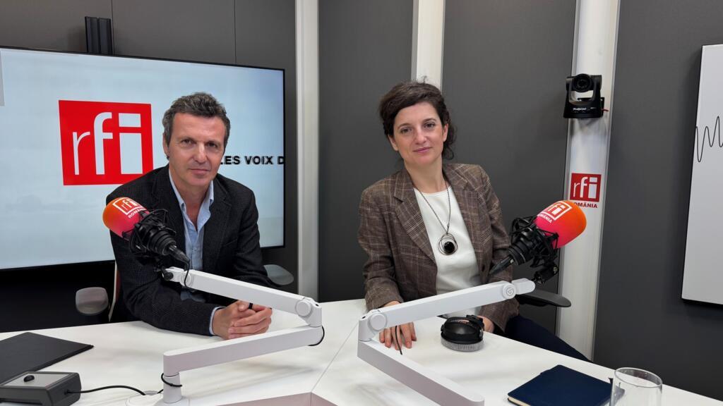 Silvia Marton (dreapta) și Laurent Couderc în studioul RFI România la Le Micro du Soir