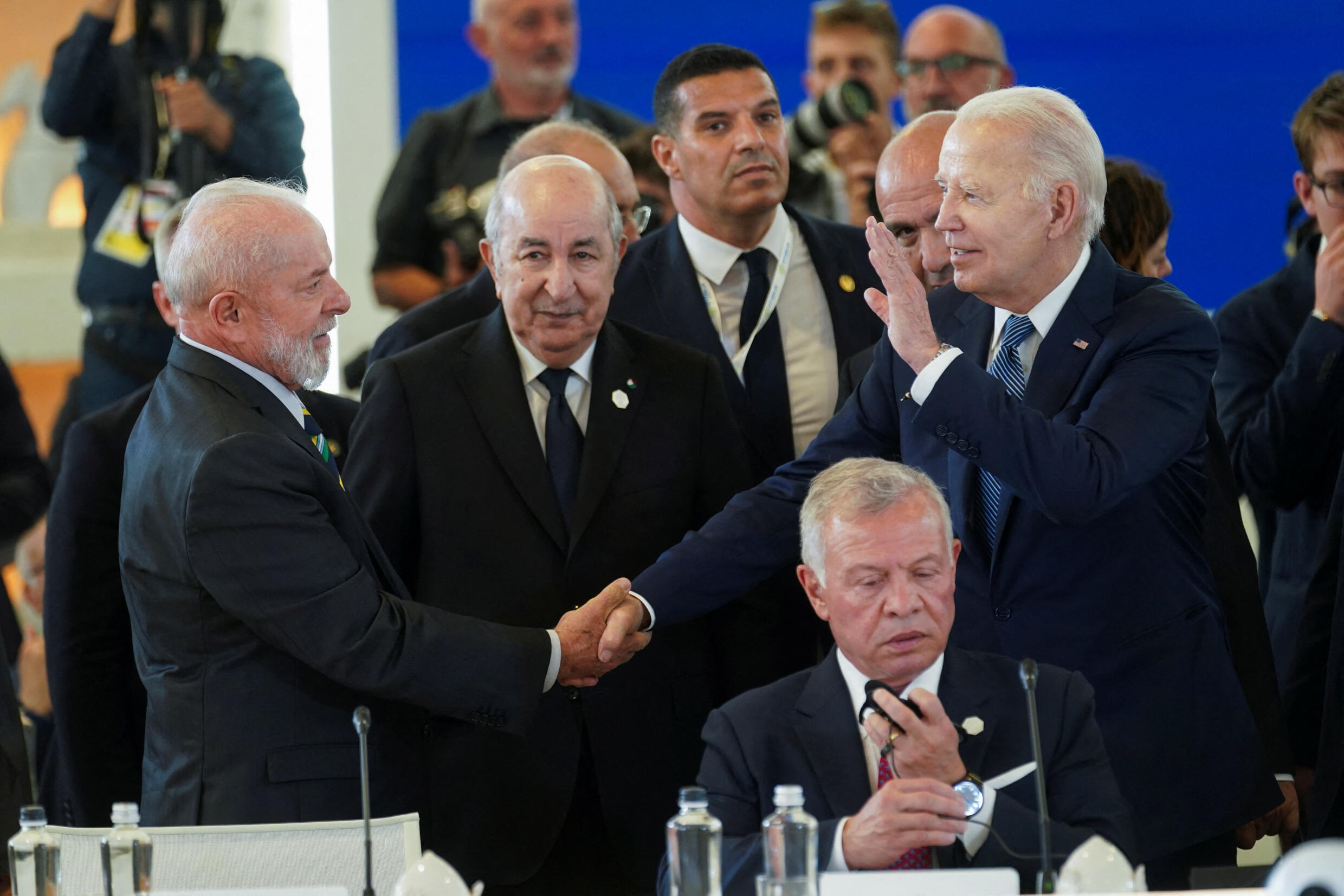 Lula (à esquerda) cumprimenta o presidente dos Estados Unidos, Joe Biden (à direita), ao chegar na reunião de cúpula do G7.