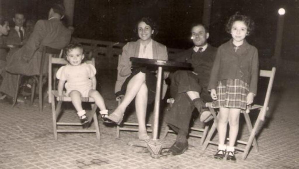 Le 2 octobre 1951 sur la place de la Brèche à Constantine, Benjamin Stora (à gauche) avec ses parents et sa soeur.