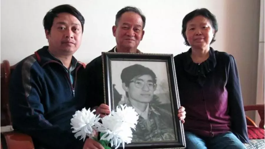 八九一代，成都民主人士陈云飞，多年来一直探望在“六四屠杀”中遇难的人大学生吴国锋的父母。图为陈云飞（左）与吴国锋的父母吴定富和和宋秀玲。（2010年5月，艾晓明提供）