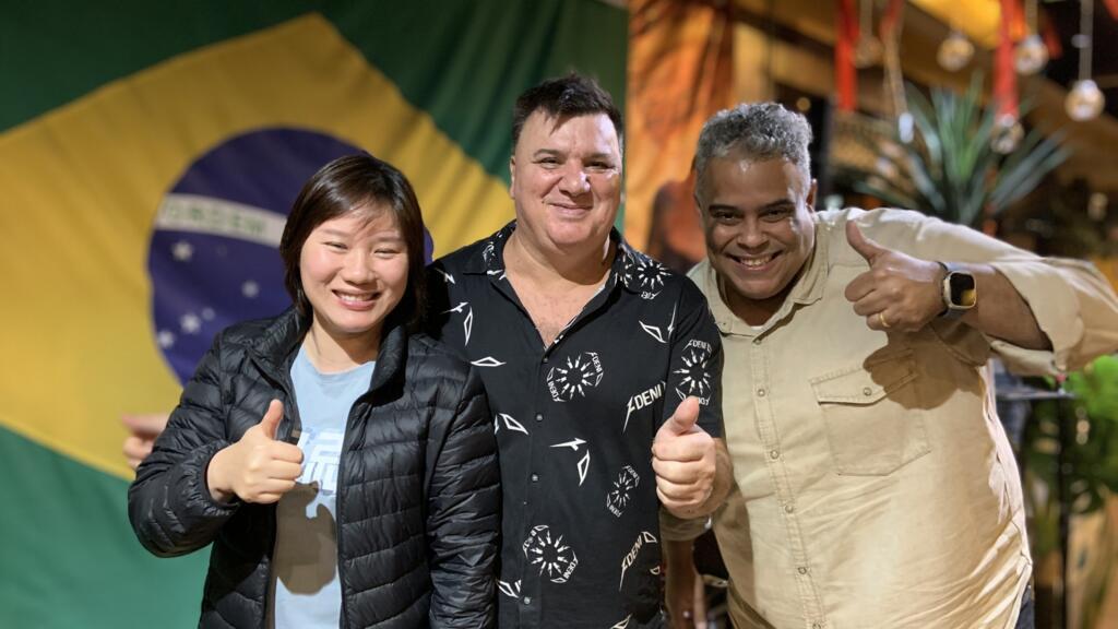 O gaúcho Valdecir Schneider entre a mulher Jenny Lee e o sócio carioca Fernando Rodrigues Andrade, na churrascaria brasileira Latin, um dos redutos dos brasileiros e de muitos chineses em Dangguan.