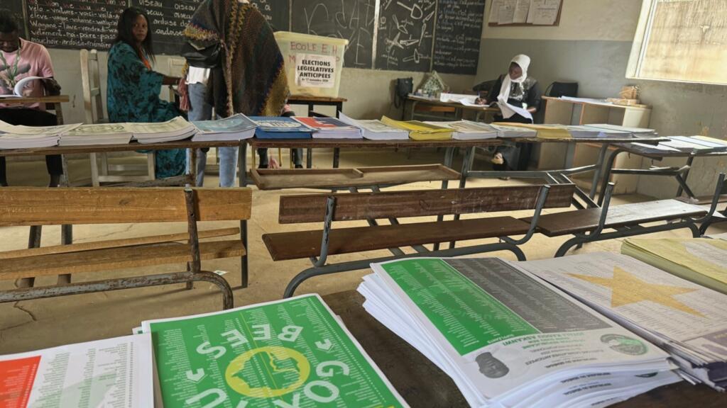 Des bulletins dans un bureau de vote dans l’école primaire El Hadj Mbaye Diouf, à Ouakam, où sont inscrits plus de 6500 électeurs, le dimanche 17 novembre 2024.