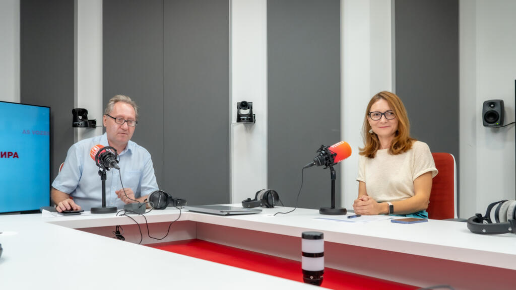 Adriana Record (dreapta) și Constantin Rudnițchi în studioul RFI România