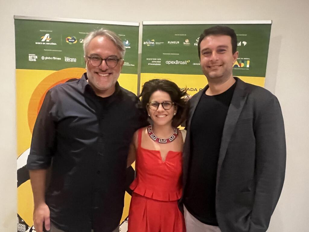 Os produtores do filme "Caazuza, Boas Novas", Guilherme Arruda (à esq.), Malu Valois e Roberto Moret, no Festival Brasileiro de Cinema de Paris.