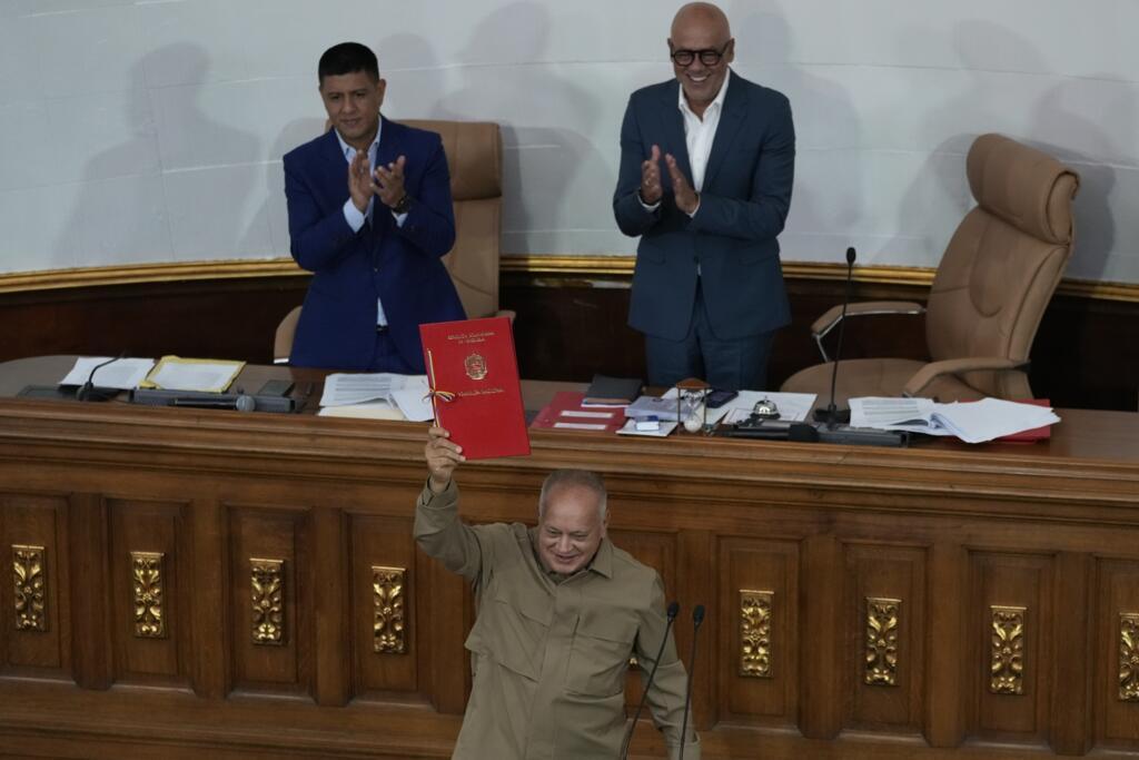 O deputado Diosdado Cabello segura o documento aprovado por unanimidade pela Assembleia Nacional da Venezuela na quinta-feira, 15 de agosto de 2024, que prevê um controle mais rígido sobre as atividades das ONGs no país.
