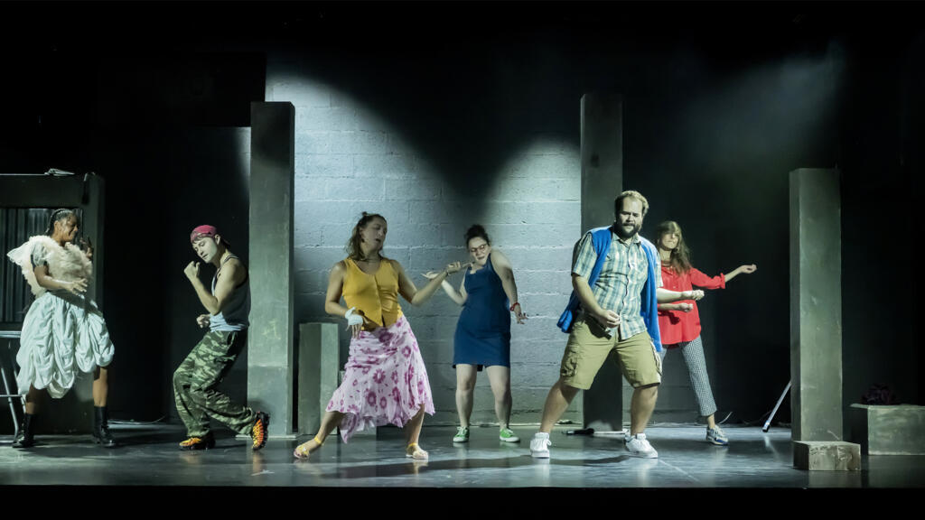 Pour partager leurs aspirations, les personnages montent un flashmob.