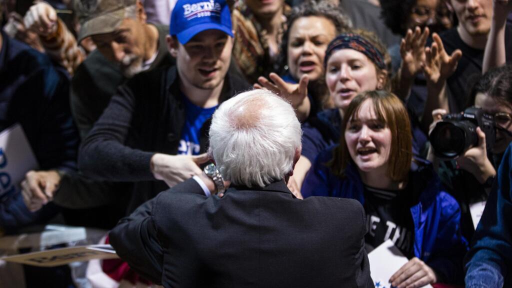 Le candidat démocrate à la présidence, le sénateur Bernie Sanders, serre la main de ses partisans alors qu'il termine un rassemblement au centre sportif Arthur Ashe Junior, le 27 février 2020 à Richmond, en Virginie.