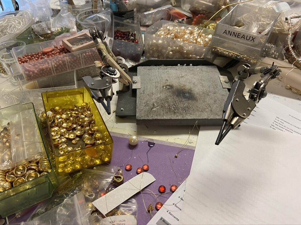 Bureau de travail- atelier decoration sur costumes