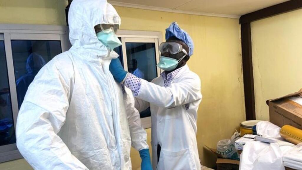 Un personnel médical porte un équipement de protection dans une nouvelle section spécialisée dans l'accueil de toute personne susceptible d'avoir été infectée par le coronavirus, le 17 février 2020.