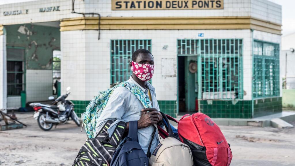 Dans les rues de Cotonou, au Bénin. Le port du masque est devenu obligatoire pour lutter contre l'épidémie de coronavirus.