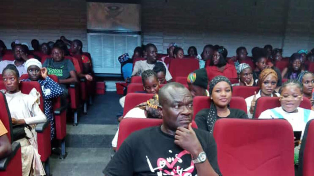 Des membres du Club RFI Lagos-Nigeria
assistent à une pièce de théâtre « Ainsi va la vie », de Femi Osofisan, au village français du Nigeria.