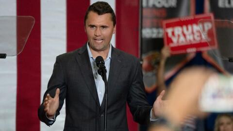 Charlie Kirk, fundador y presidente de Turning Point USA, se dirige a la multitud en un mitin con el senador estadounidense y candidato republicano a la vicepresidencia JD Vance durante un mitin de campaña en el Centro de Eventos de la Universidad Cristiana de Arizona en Glendale, Arizona, el 31 de julio de 2024. Según informes de los medios estadounidenses, el 10 de septiembre de 2025, el activista de derecha Charlie Kirk recibió un disparo mientras hablaba en una universidad de Utah.