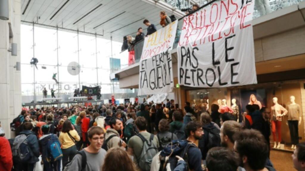 Des militants de mouvements écologistes, dont Extinction Rebellion (XR), manifestent dans le centre commercial Italie 2, le 5 octobre 2019 à Paris (Image d'illustration).