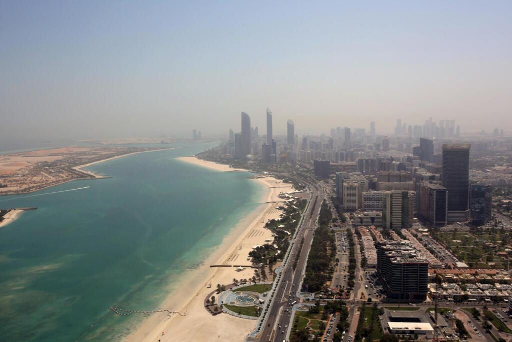 存档地图 / 海湾国家：阿联酋（EAU-Émirats arabes unis）首都阿布扎比（Abou Dhabi），鸟瞰图。
Image d'archive / Pays du Golfe : une vue d'Abou Dhabi, la capitale des Émirats arabes unis (illustration).