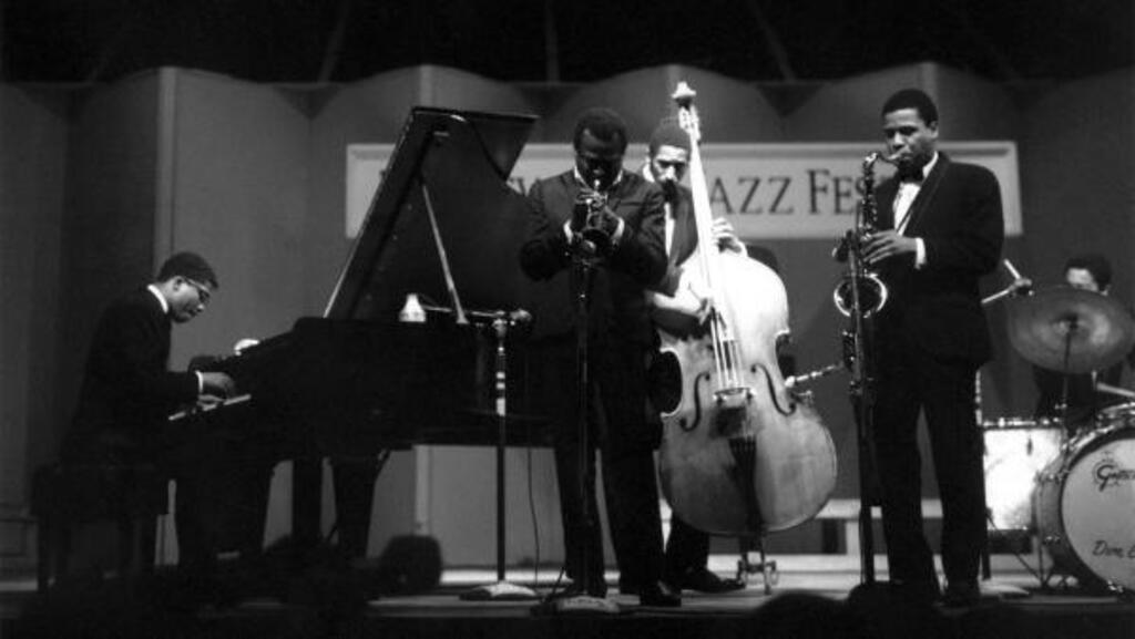 Herbie Hancock (piano), Miles Davis (trompette), Ron Carter (contrebasse), Wayne Shorter (saxophone) et Tony Williams derrière ses cymbales (batterie), Festival de Jazz de Newport, 1967.