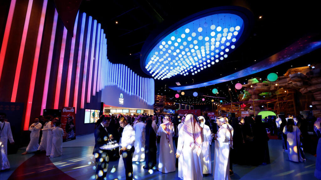Des Saoudiens dans un centre commercial de Riyad à l'ouverture d'un nouveau cinéma. (Image d'illustration)