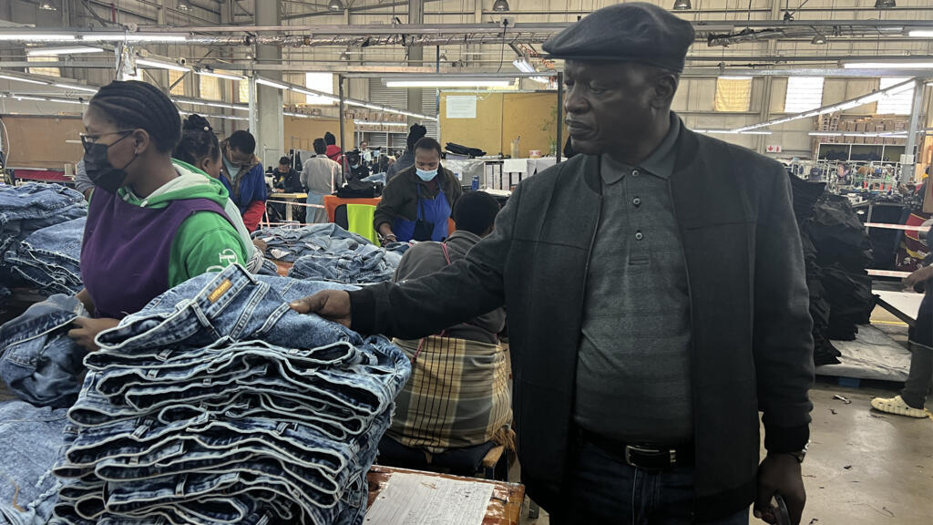 Teboho Kobeli, directeur d'une usine textile au Lesotho.