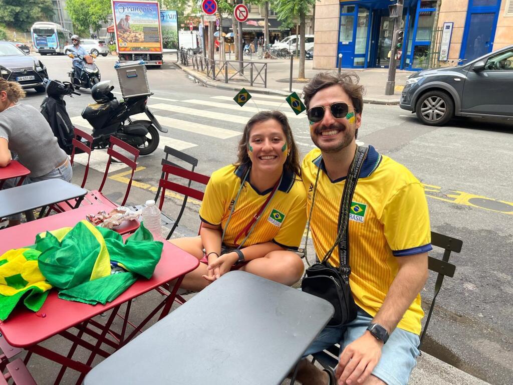 Enzo Kfouri, com uma amiga, diz que o atendimento em São Paulo é melhor.