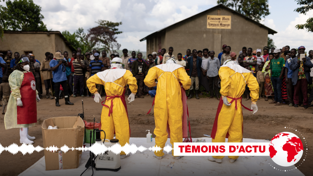 Les volontaires de la Croix-Rouge informent les populations sur la conduite à tenir face au virus Ebola à Mubende, le 13 octobre 2022.