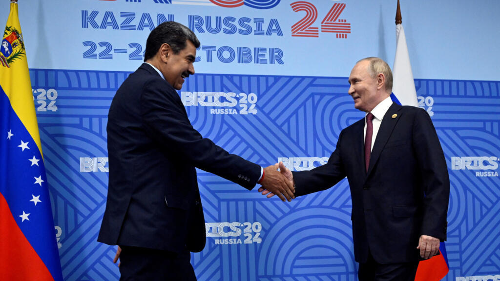 O presidente da Rússia, Vladimir Putin, reúne-se com o presidente da Venezuela, Nicolas Maduro, à margem da cúpula do BRICS em Kazan, em 23 de outubro de 2024.