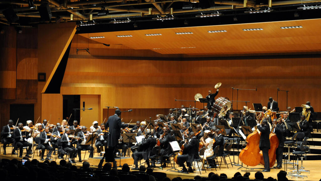 L’Orchestre symphonique kimbanguiste de Kinshasa, sous la direction du chef d’orchestre Armand Diangienda.