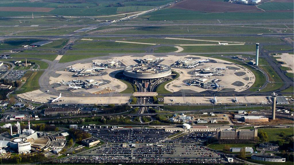 Vue aérienne du terminal 1 de l'aéroport de Paris,-Roissy Charles-De-Gaulle.