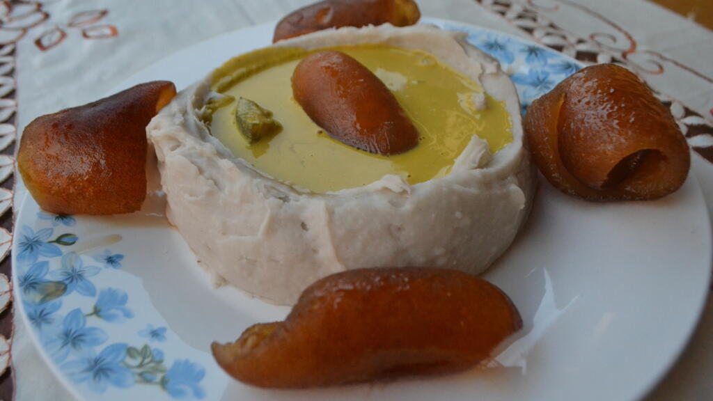 Un plat de taro avec la sauce jaune et peau de bœuf, le plat traditionnel de la région de l'ouest du Cameroun.
