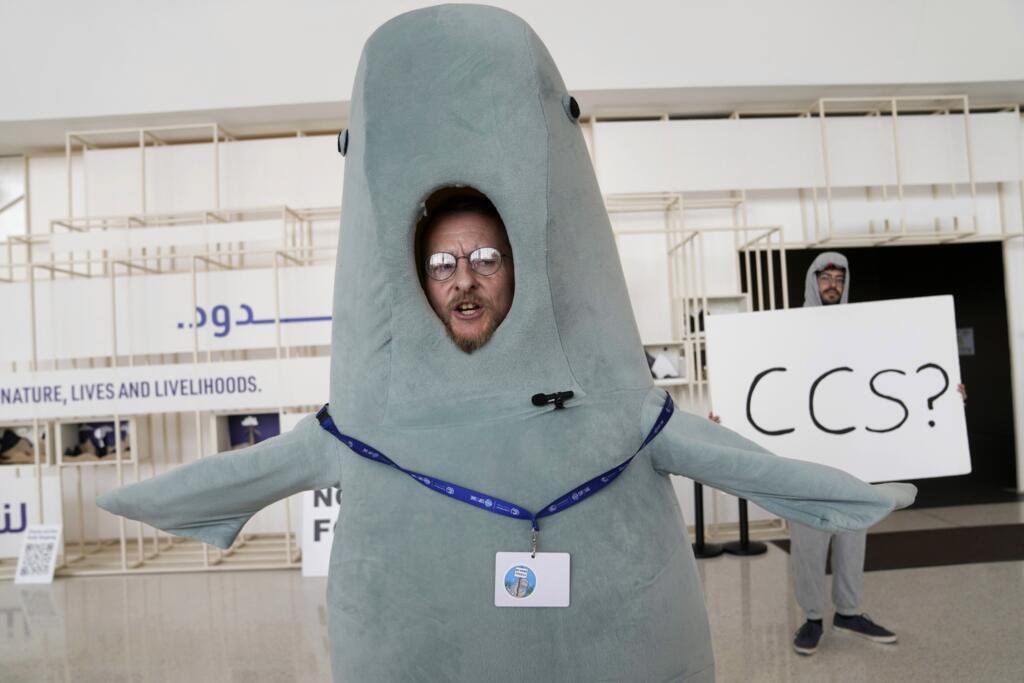 Manifestantes protestam contra o lobby da CCS durante a COP28, em Dubai. (11/12/2023)