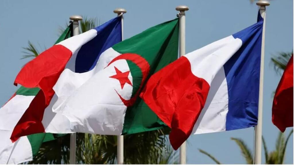 Les drapeaux algérien et français.