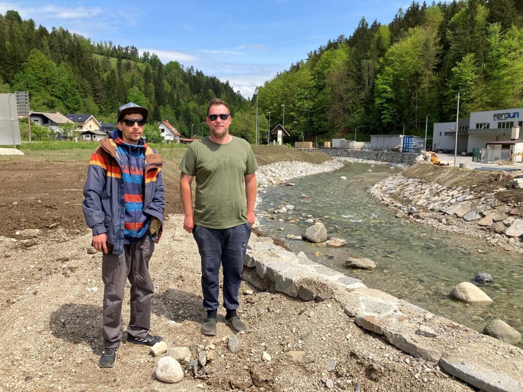 Timotej Faith et Matic Obreza au bord de la rivière Meža.