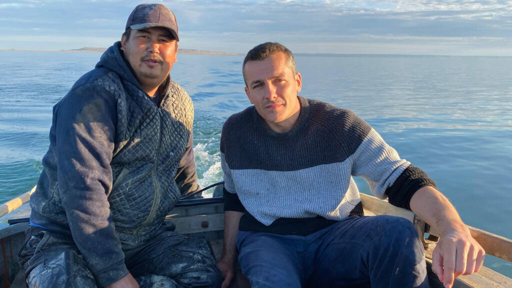 Cédric Gras avec un pêcheur, sur la petite mer d’Aral qui subsiste côté Kazakhstan.