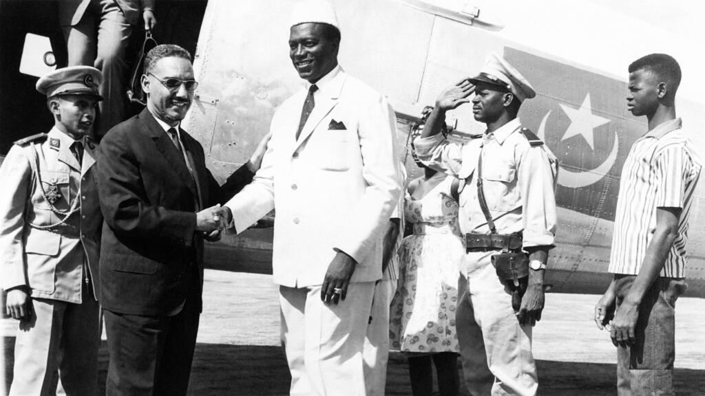 Le président de la Mauritanie Moktar ould Daddah (à g.), accueilli par Modibo Keita (à d.) président du Mali pendant sa visite officielle pour le traité de Kayes, le 16 février 1963.