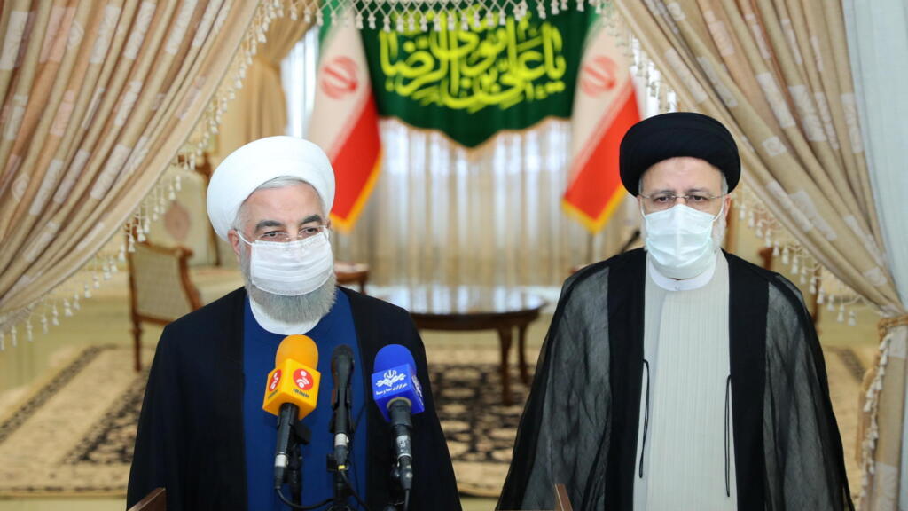 Le président sortant Hassan Rohani (à gauche) et le président nouvellement élu Ebrahim Raïssi (à droite) font d'une conférence de presse à l'issue de leur rencontre, le 19 juin 2021, à Téhéran.