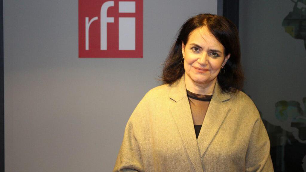 شهلا شفیق در استودیو رادیو بین‌المللی فرانسه