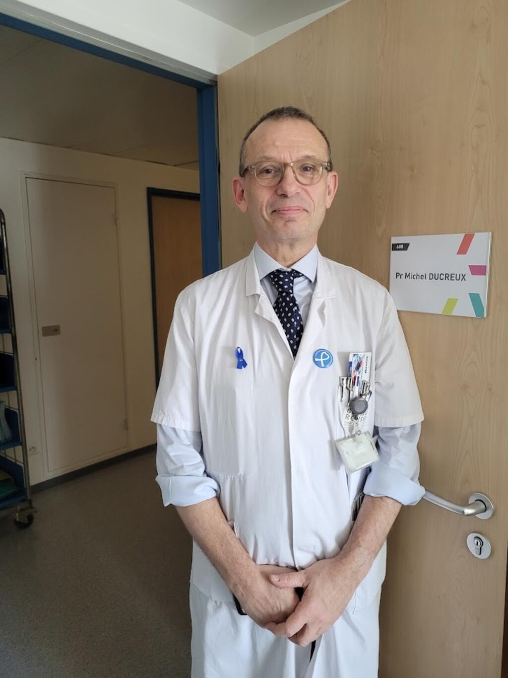 O gastroenterologista francês Michel Ducreux, chefe do comitê de patologias digestivas do Instituto Roussy, diz que a coloscopia deve ser praticada em caso de sintomas leves