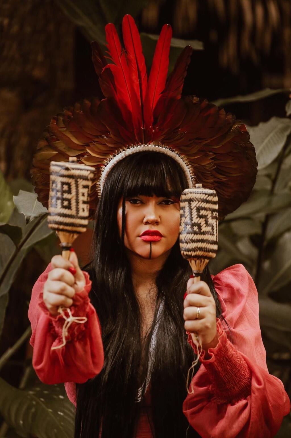 Thaline Karajá, cantora, defende mais espaço de indígenas an cena cutlural.