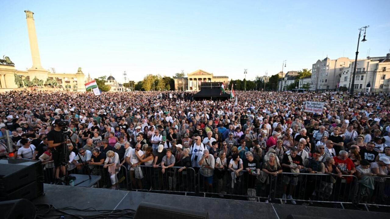 Hongrie: «De l’air!», des milliers de manifestants exigent la fin des campagnes de propagande d'Orban