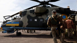 Các quân nhân của lữ đoàn 18 Không quân Ukraina tiếp nhiên liệu và bảo dưỡng trực thăng tại một sân bay ở Donetsk, sau khi quay về từ chiến trường, ngày 25/03/2023.