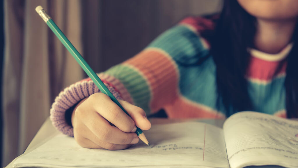 Les recherches menées en psychologie cognitive et en neurosciences montrent que l’écriture à la main agit sur le cerveau pour faciliter les apprentissages.