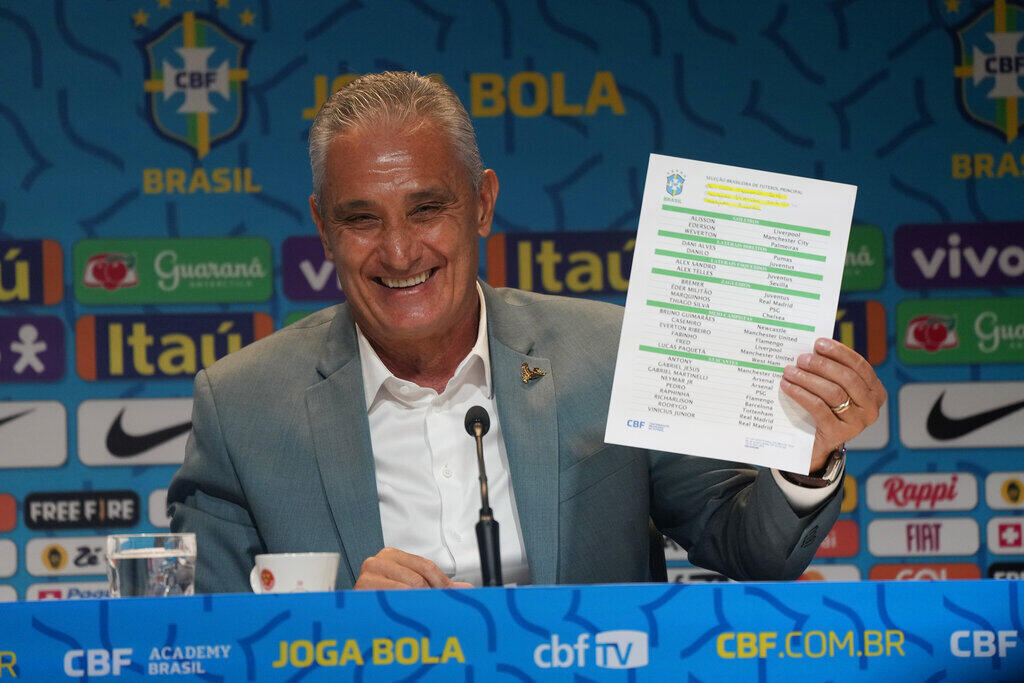Tite exibe a lista dos convocados do Brasil para a Copa do Catar, durante coletiva de imprensa na sede da CBF, na segunda-feira (7), no Rio.