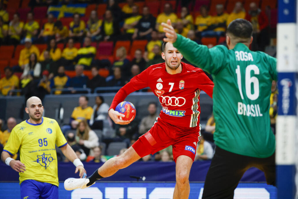 Bendeguz Boka (nº 7), da Hungria, face ao goleiro brasileiro Rangel Luan da Rosa (à direita) durante a partida do Grupo II do Campeonato Mundial de Handebol Masculino entre Brasil e Hungria em Gotemburgo, Suécia, em 20 de janeiro de 2023.