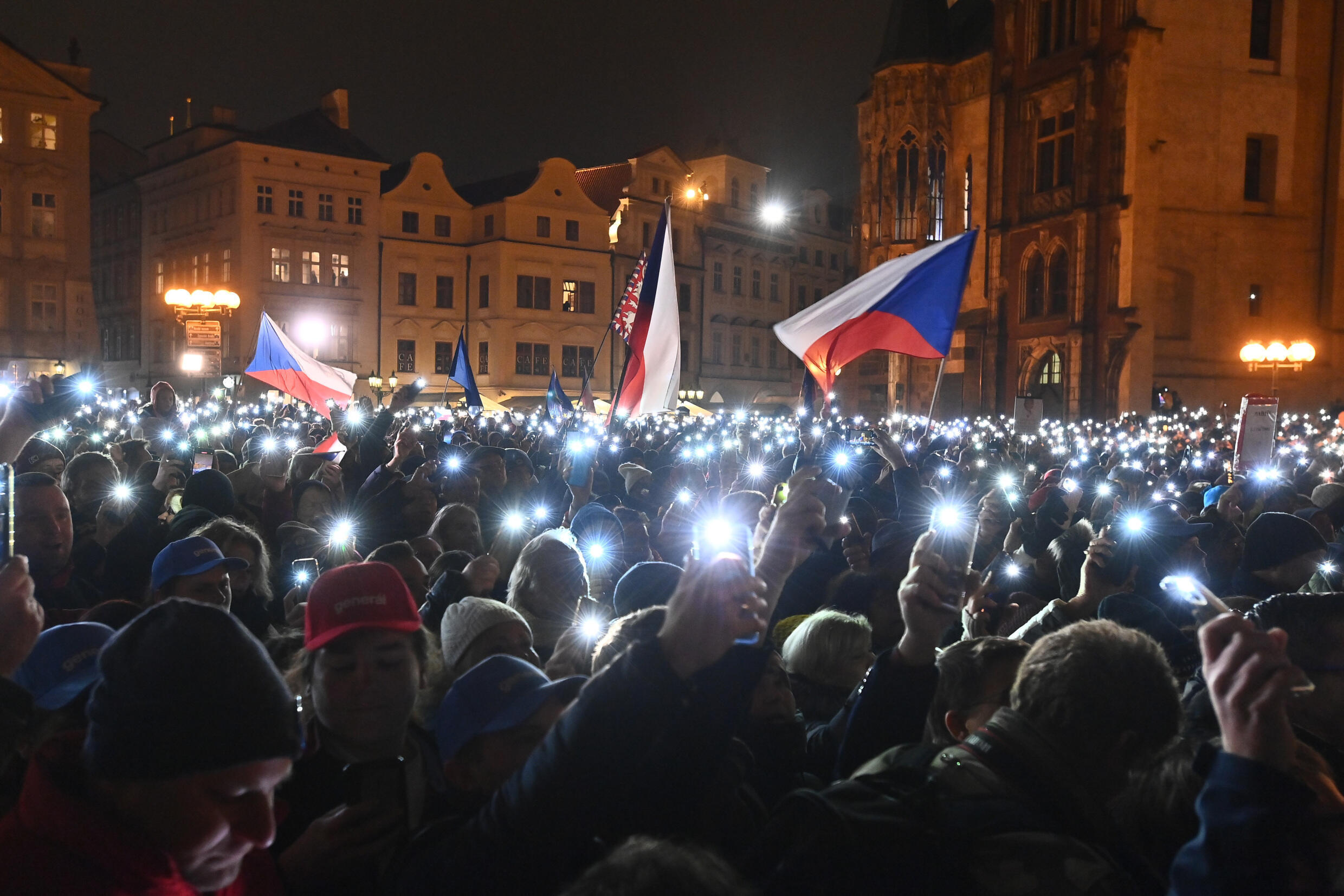 Павел стал сторонником членства в Европейском союзе и НАТО после падения коммунизма в стране в 1989 году.